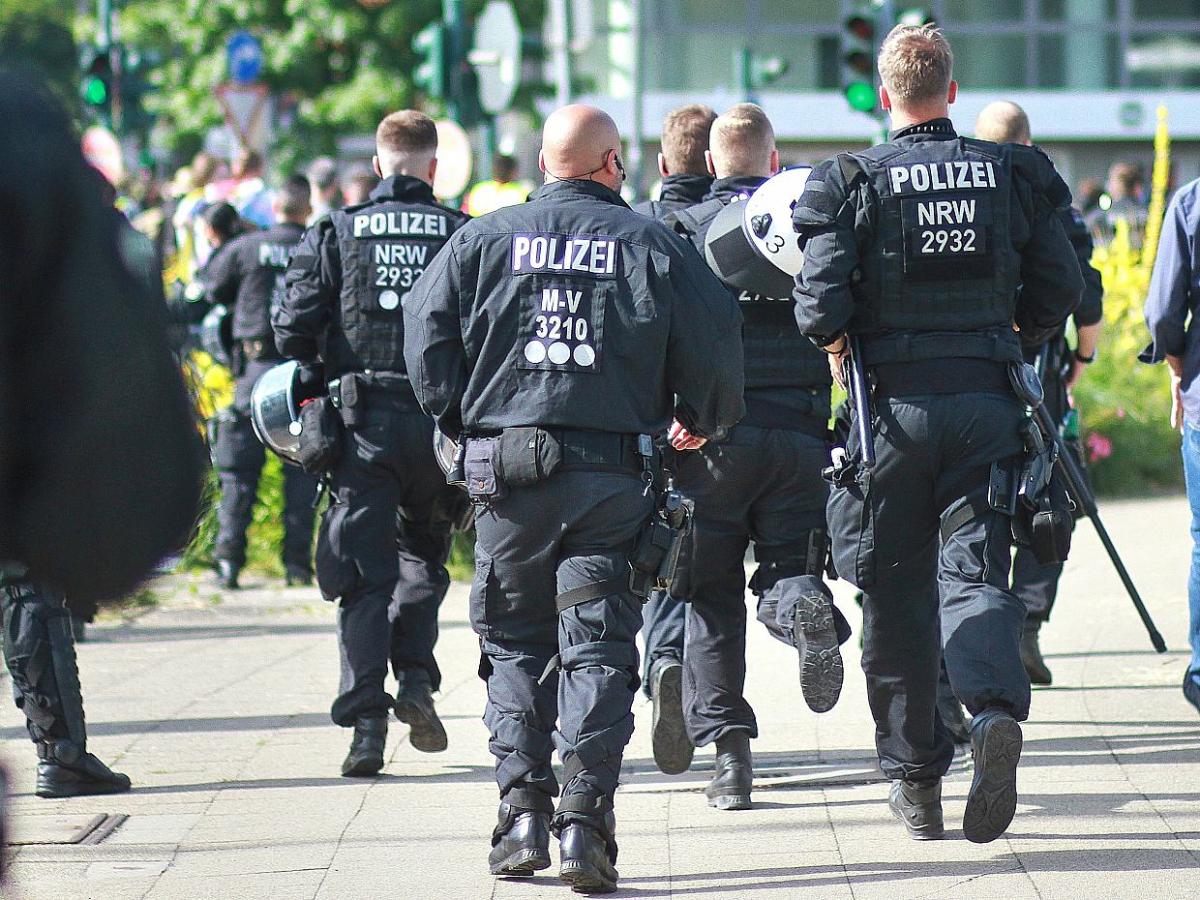 NRW-Innenminister verurteilt Gewalt bei Anti-AfD-Demos - bei Kurznachrichten Plus