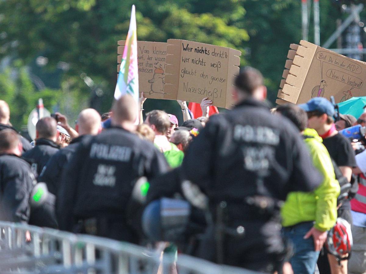 Polizei meldet Festnahmen bei Protesten gegen AfD-Parteitag - bei Kurznachrichten Plus