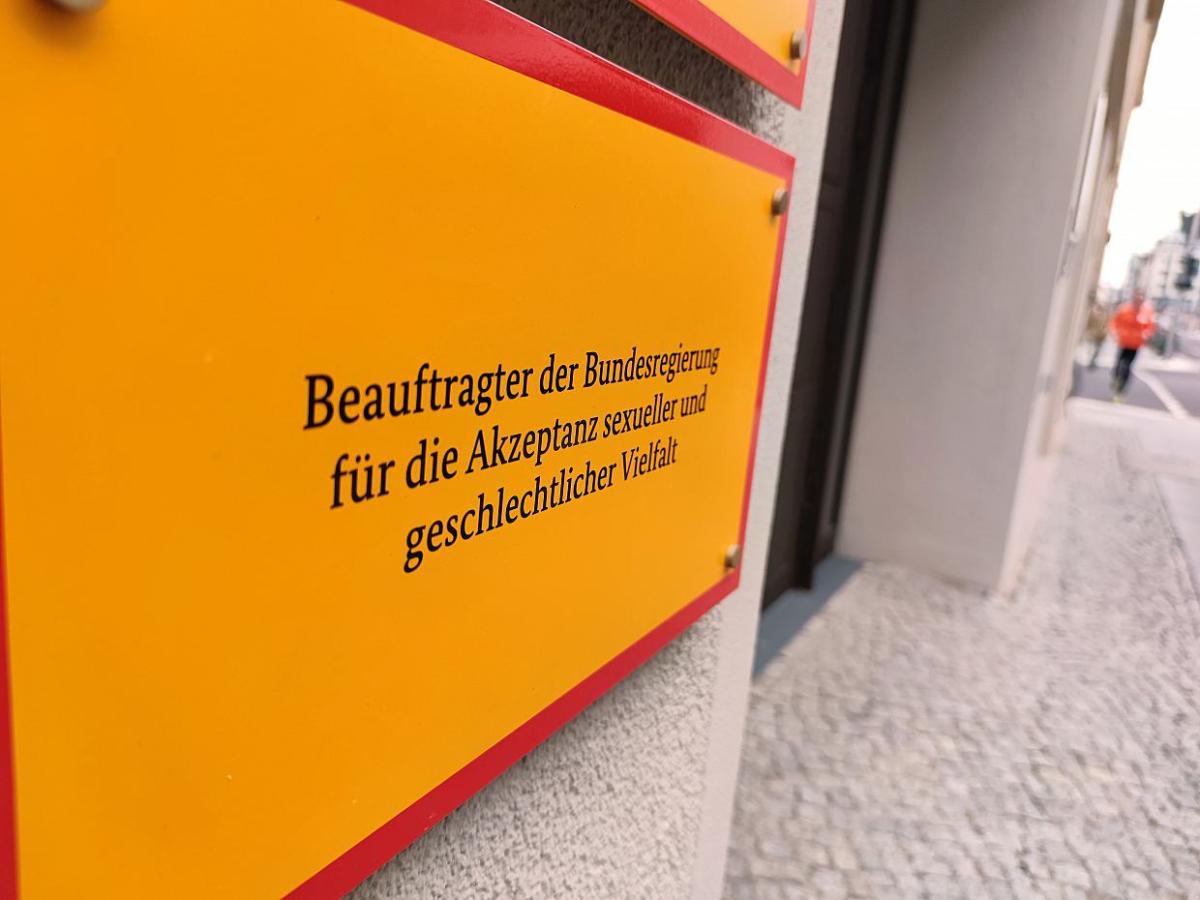 Queer-Beauftragter wirbt für Selbstbestimmungsgesetz - bei Kurznachrichten Plus