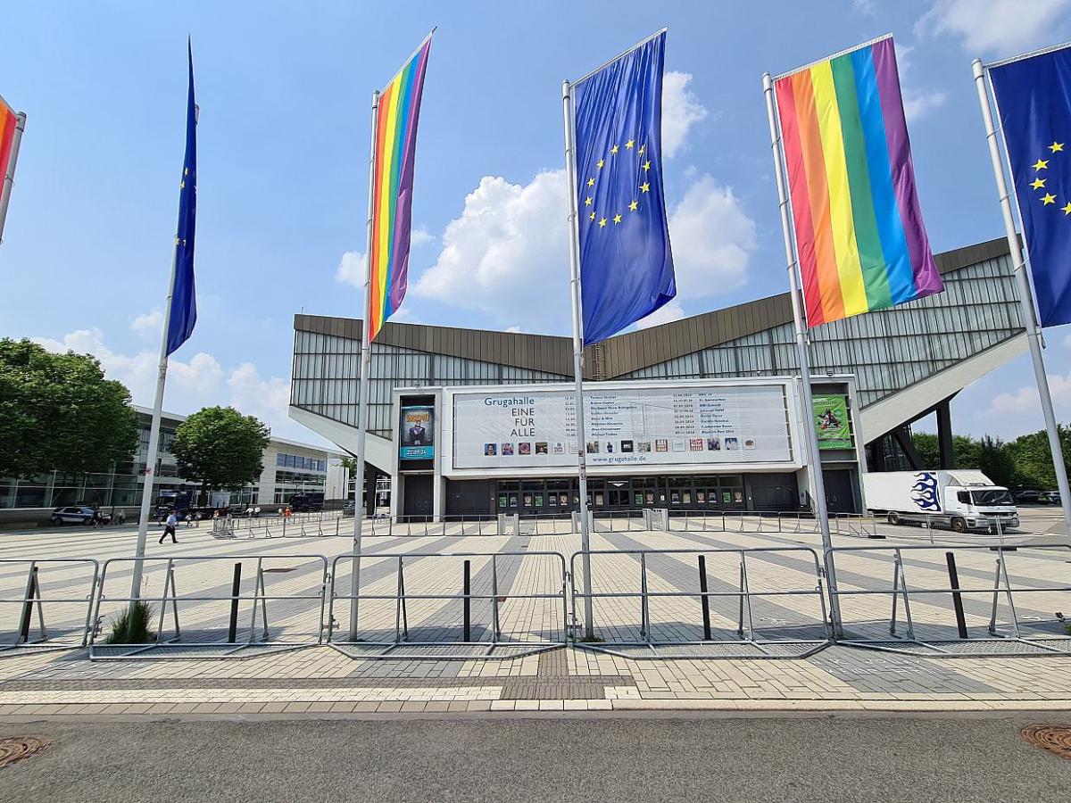 Regenbogen-Beflaggung an Essener Grugahalle vor AfD-Parteitag - bei Kurznachrichten Plus