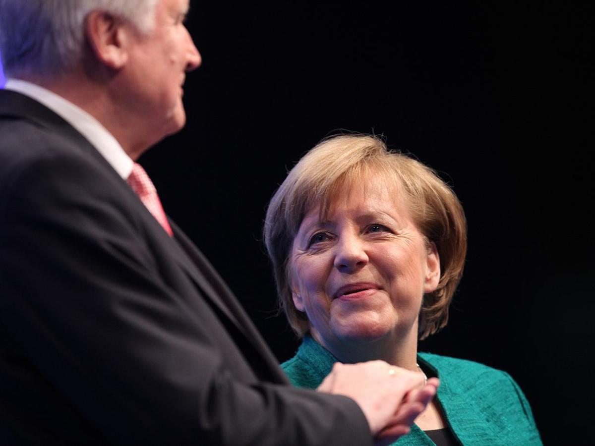 Seehofer fordert Merkel zu Selbstkritik auf - bei Kurznachrichten Plus