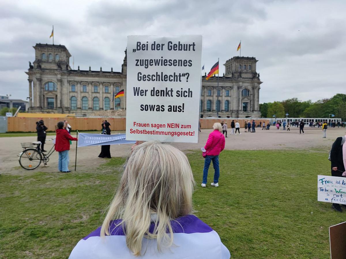 Selbstbestimmungsgesetz beschlossen – Proteste vor dem Bundestag - bei Kurznachrichten Plus