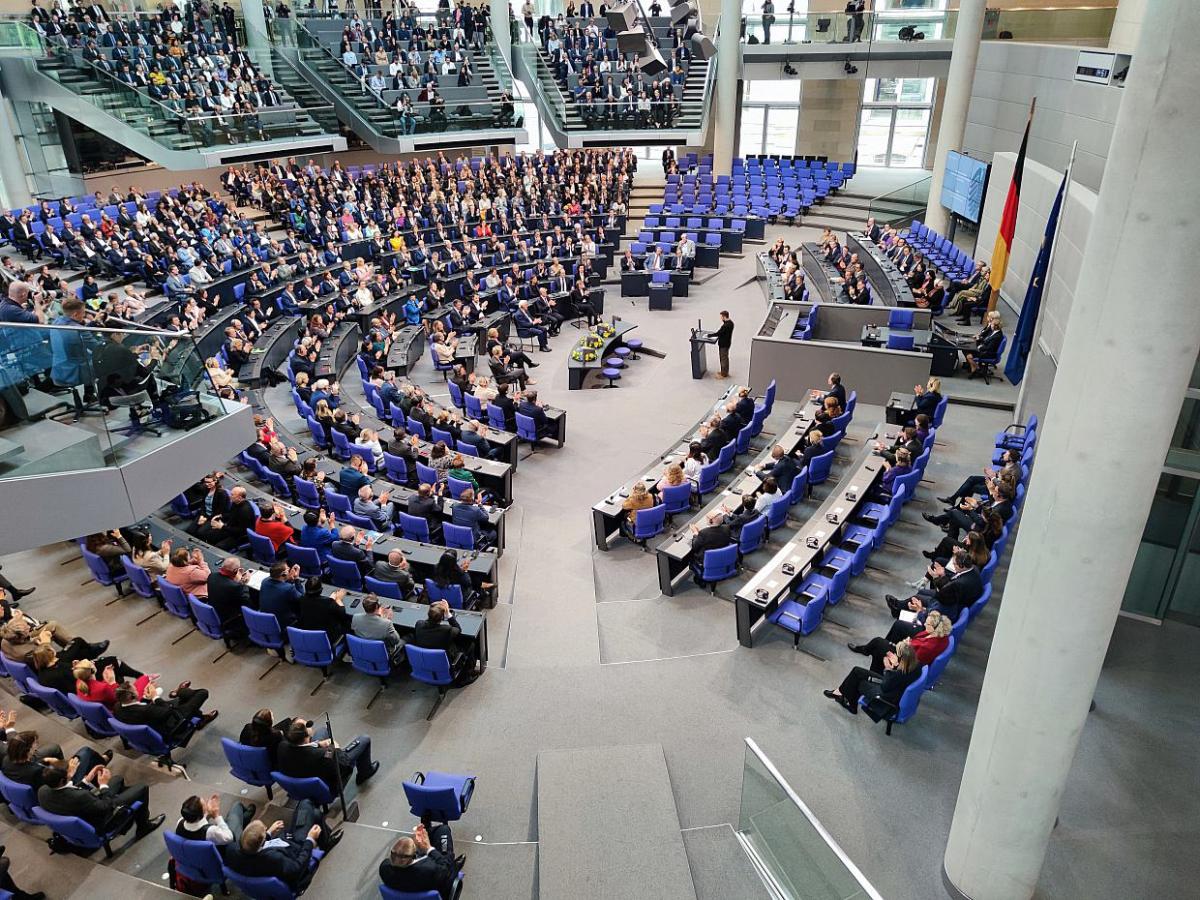 Selenskyj dankt im Bundestag für Hilfen – Aufregung um Boykott - bei Kurznachrichten Plus