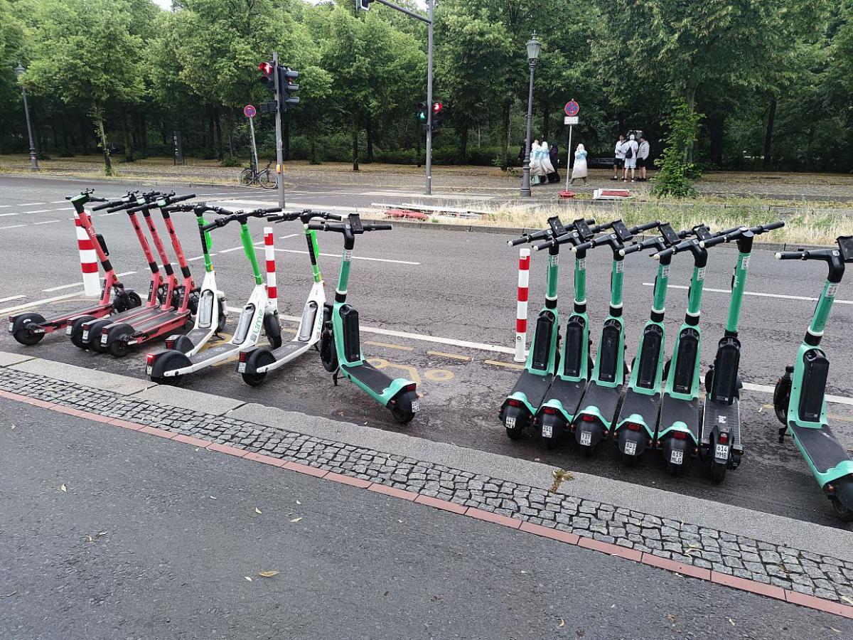 Sozialverband VdK fordert schärfere Regeln für E-Scooter-Fahrer - bei Kurznachrichten Plus