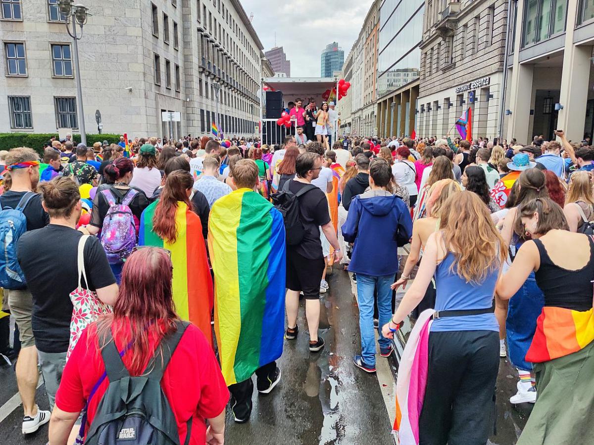 Tausende bei Christopher Street Day in Berlin - bei Kurznachrichten Plus